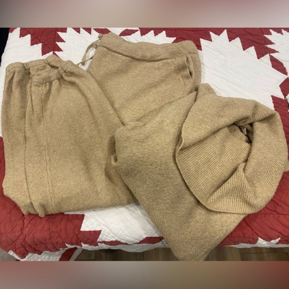 Barefoot Dreams Tan Knit Set. Too and Bottom Matching. Soft! Warm! Travelers BFF